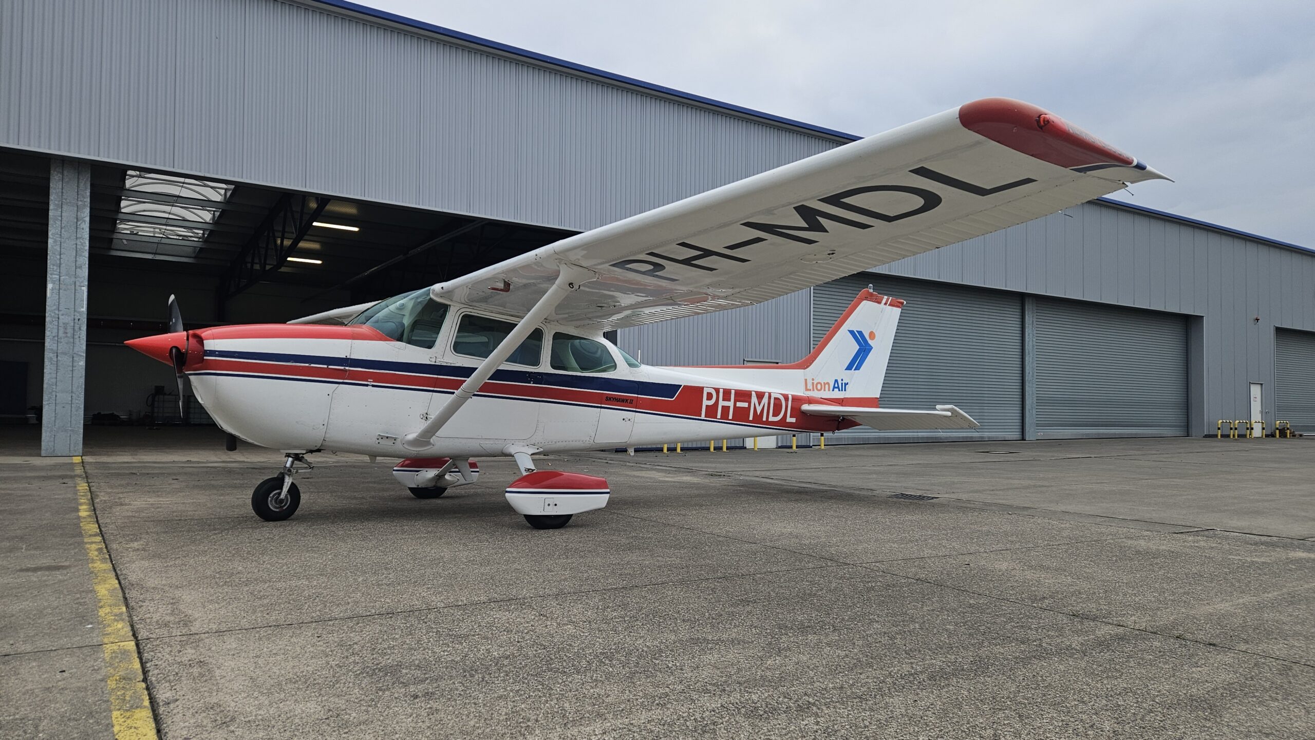 Cessna 172N PH-MDL startet in die Schulung
