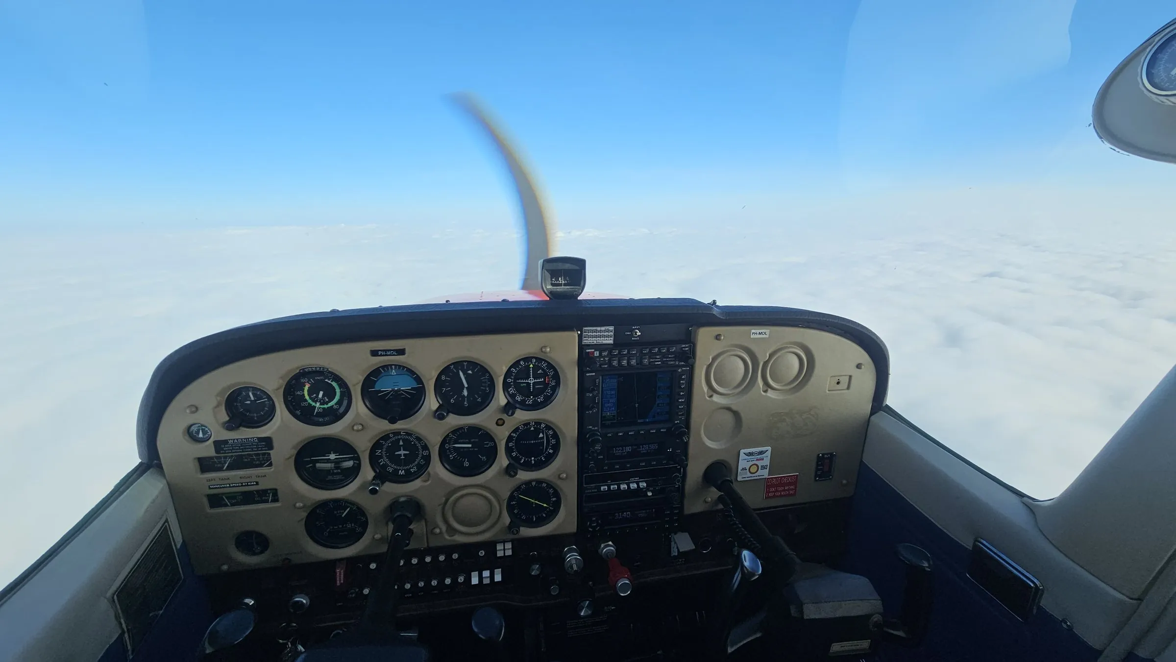 Instrumentenbrett der D-EAVI über den Wolken