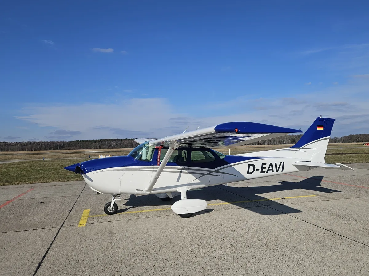 Cessna 172 D-EAVI auf dem Vorfeld