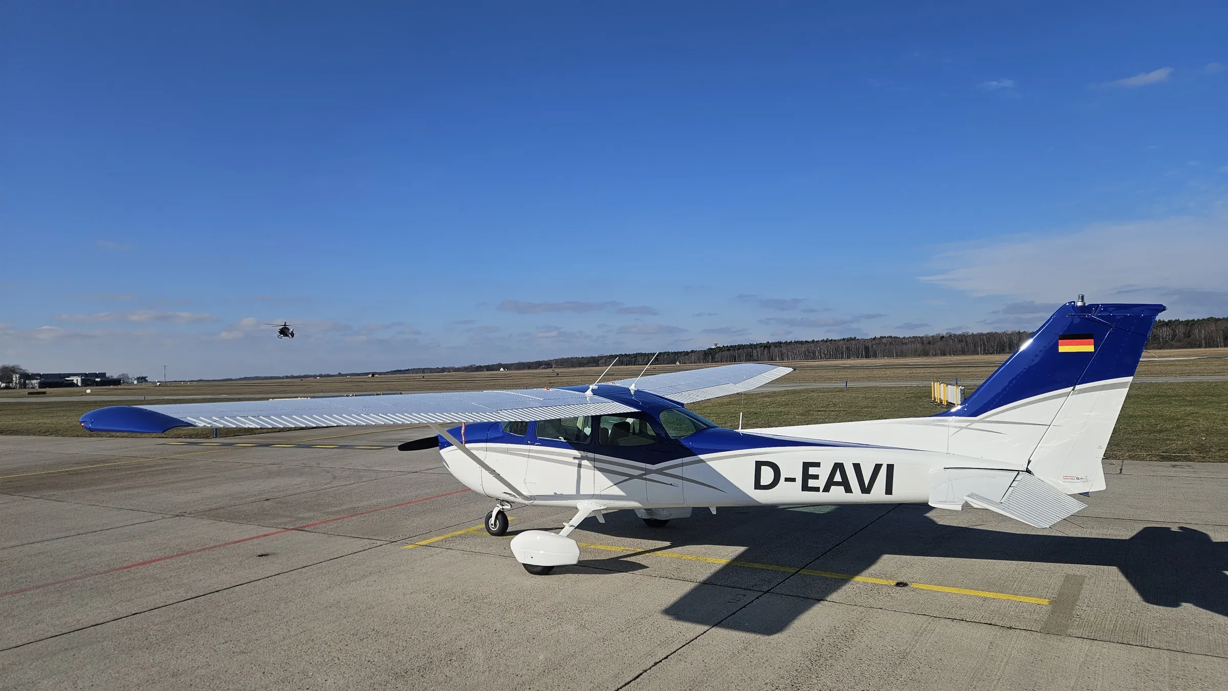 Cessna 172 D-EAVI auf dem Vorfeld