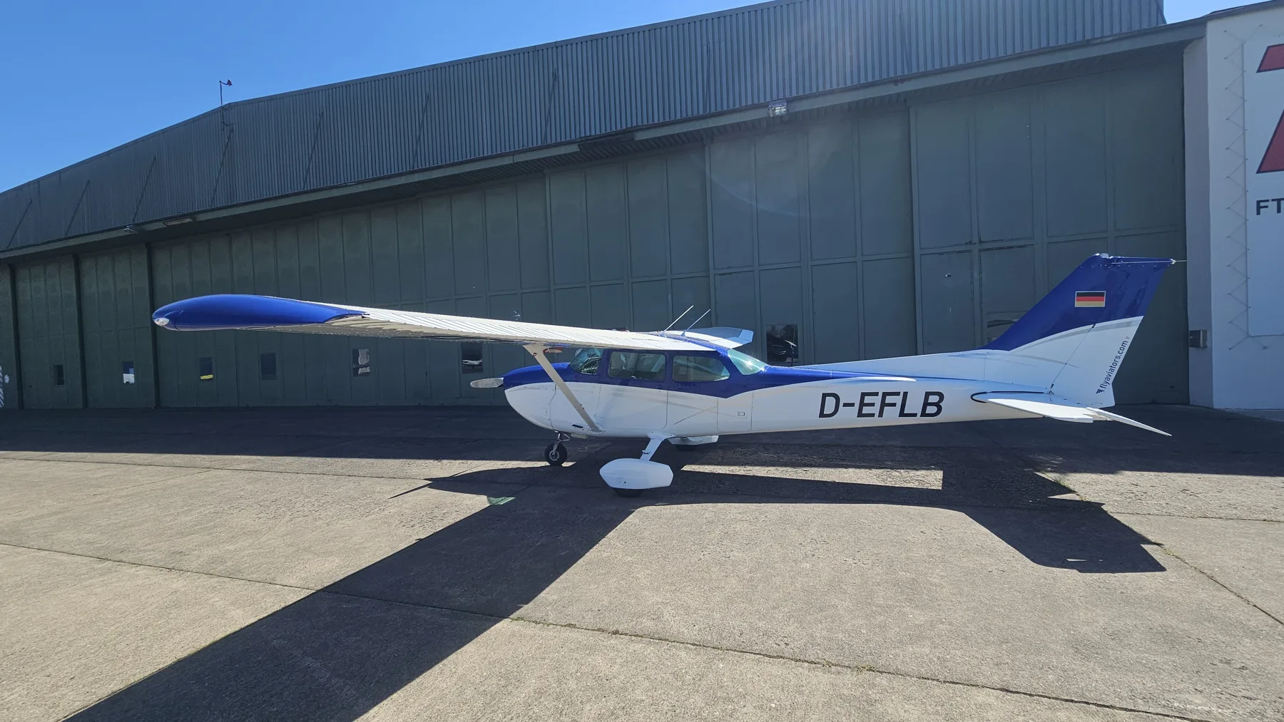Cessna 172 D-EFLB vor der Halle