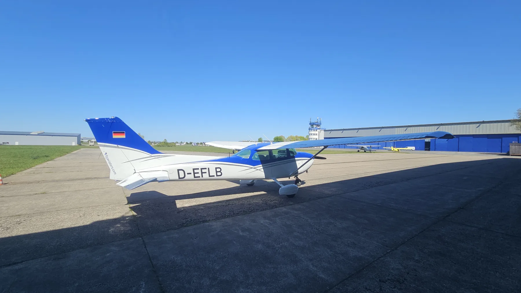 Cessna 172 D-EFLB auf dem Vorfeld mit Tower im Hintergrund