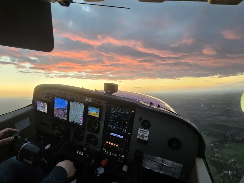 Cockpit der Cessna 172 D-ESHF im Abendrot