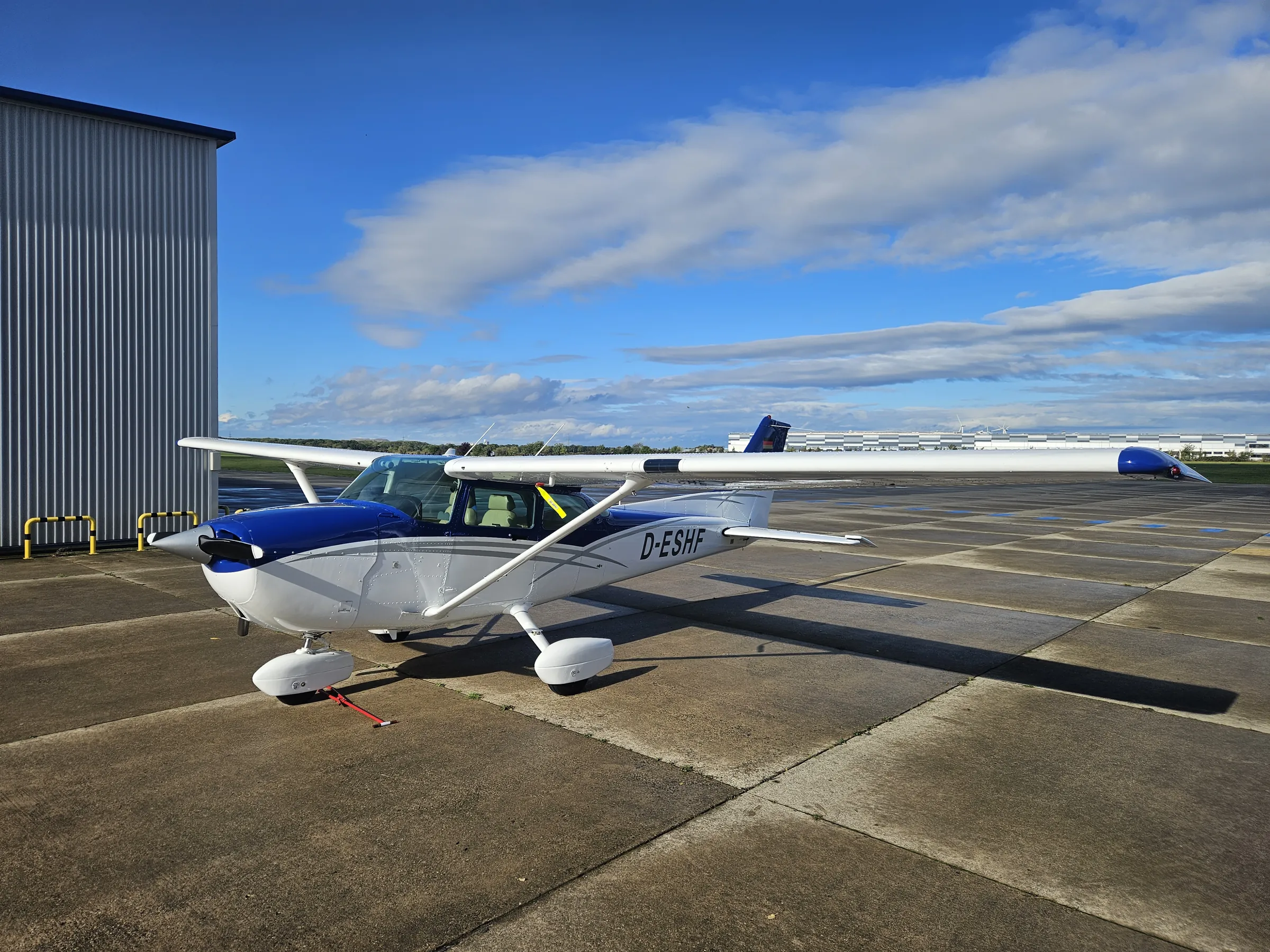 Cessna 172 D-ESHF vor der Halle