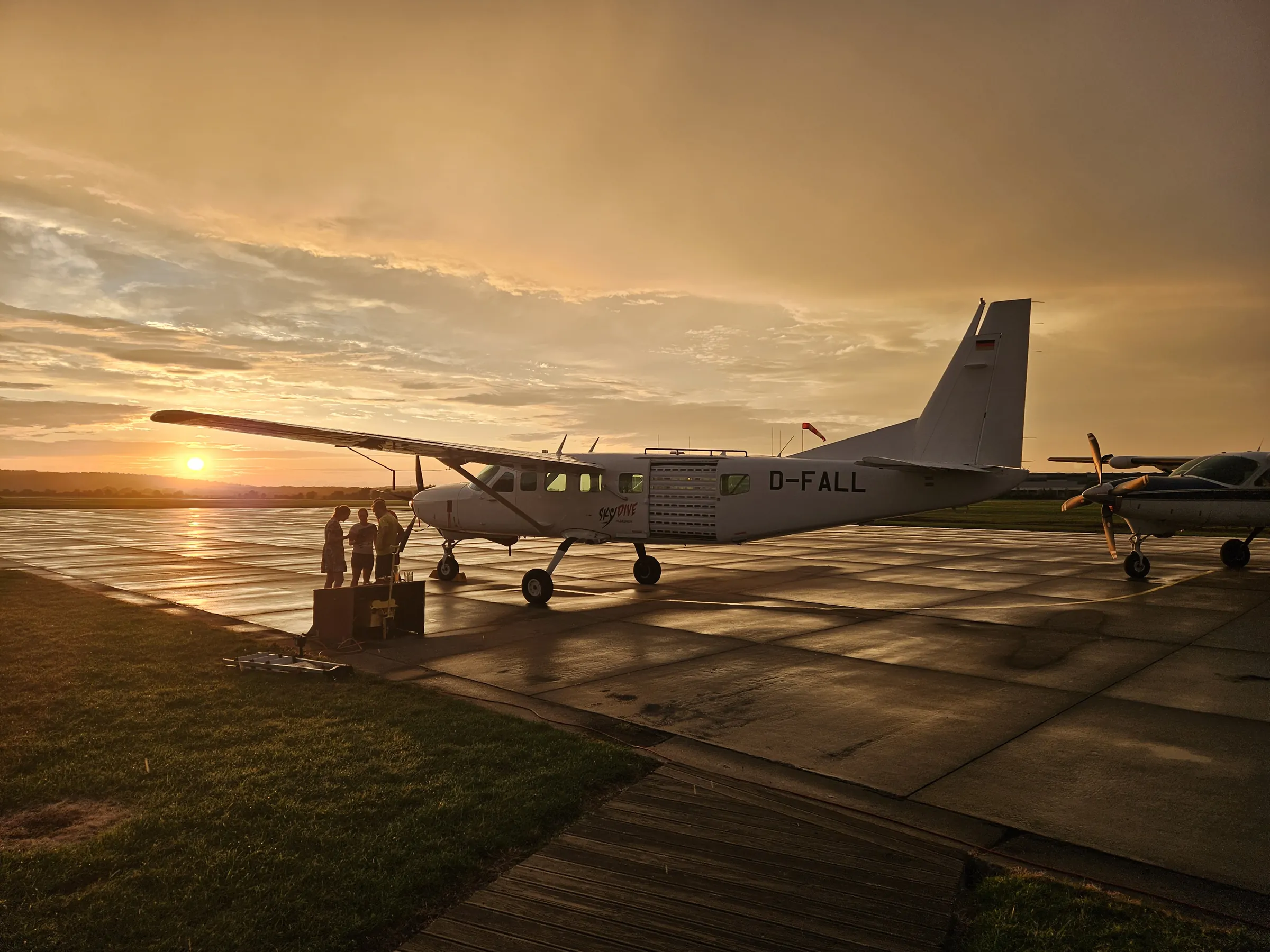 Cessna 208 D-FALL im Sonnenuntergang