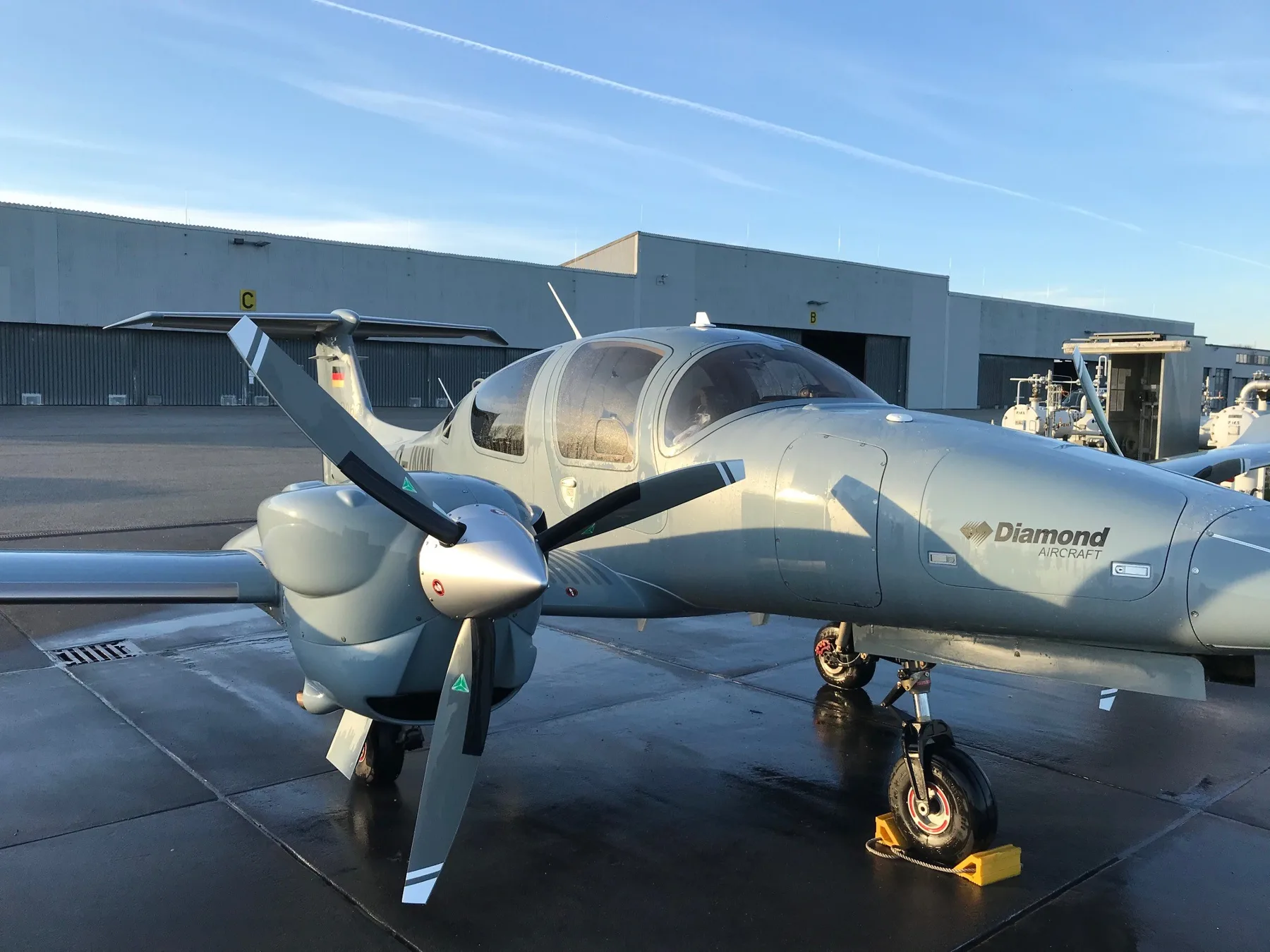 Diamond DA42 NG D-INNN auf dem Vorfeld
