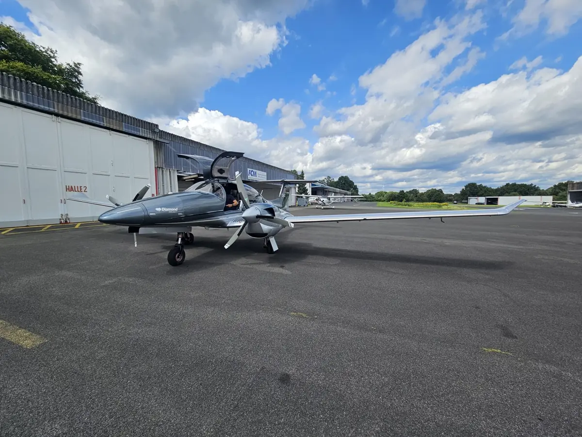 Diamond DA62 D-INAL auf dem Vorfeld