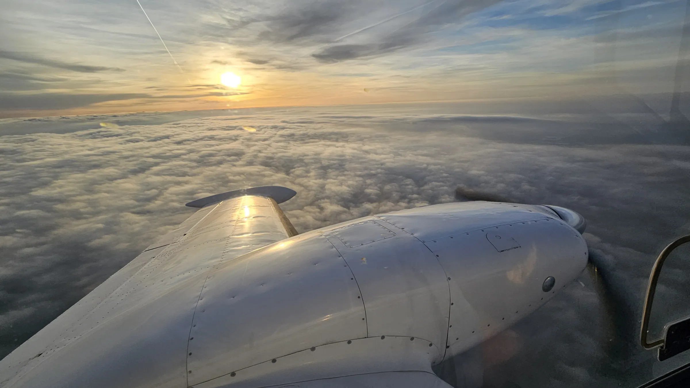 Triebwerksgondel der SE-EOK über den Wolken