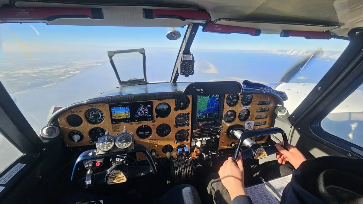 Cockpit der Twin Comanche im Flug