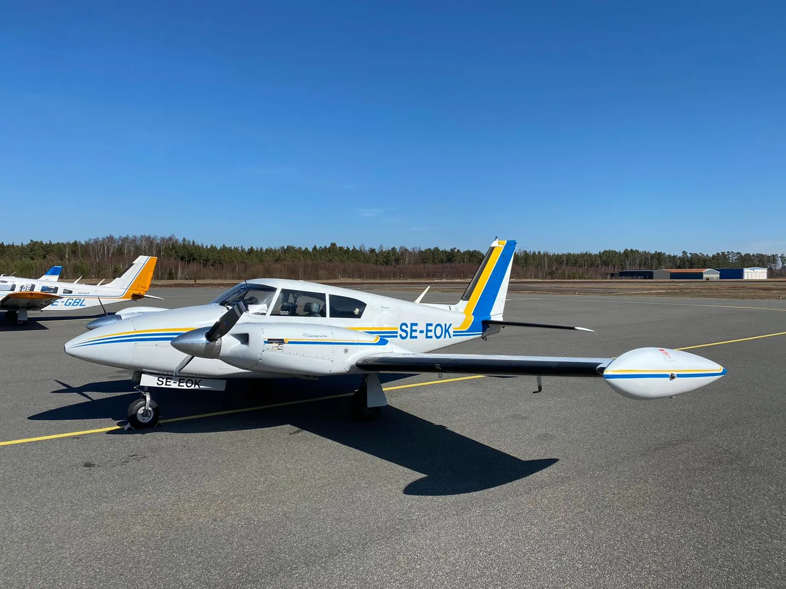 Piper Twin Comanche SE-EOK auf dem Vorfeld