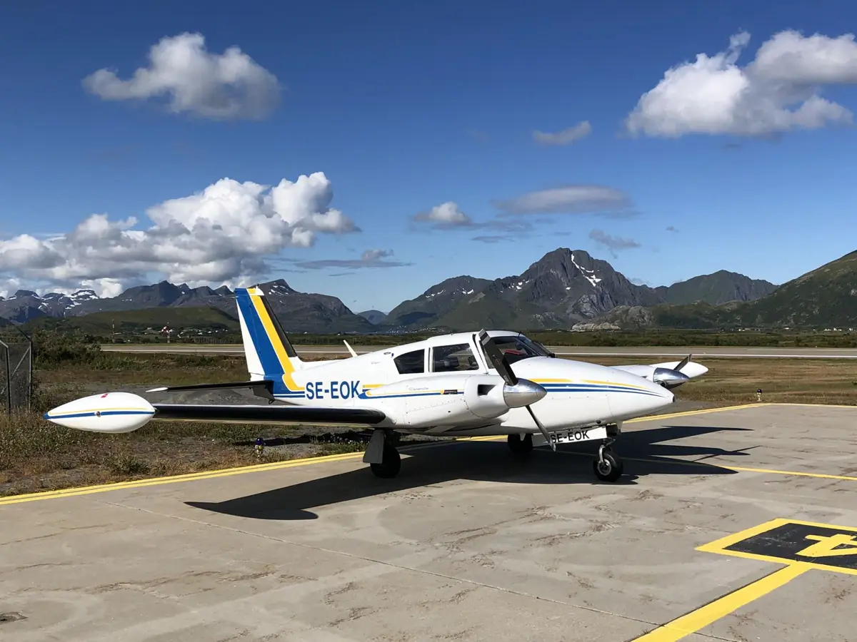 Twin Comanche SE-EOK auf dem Vorfeld